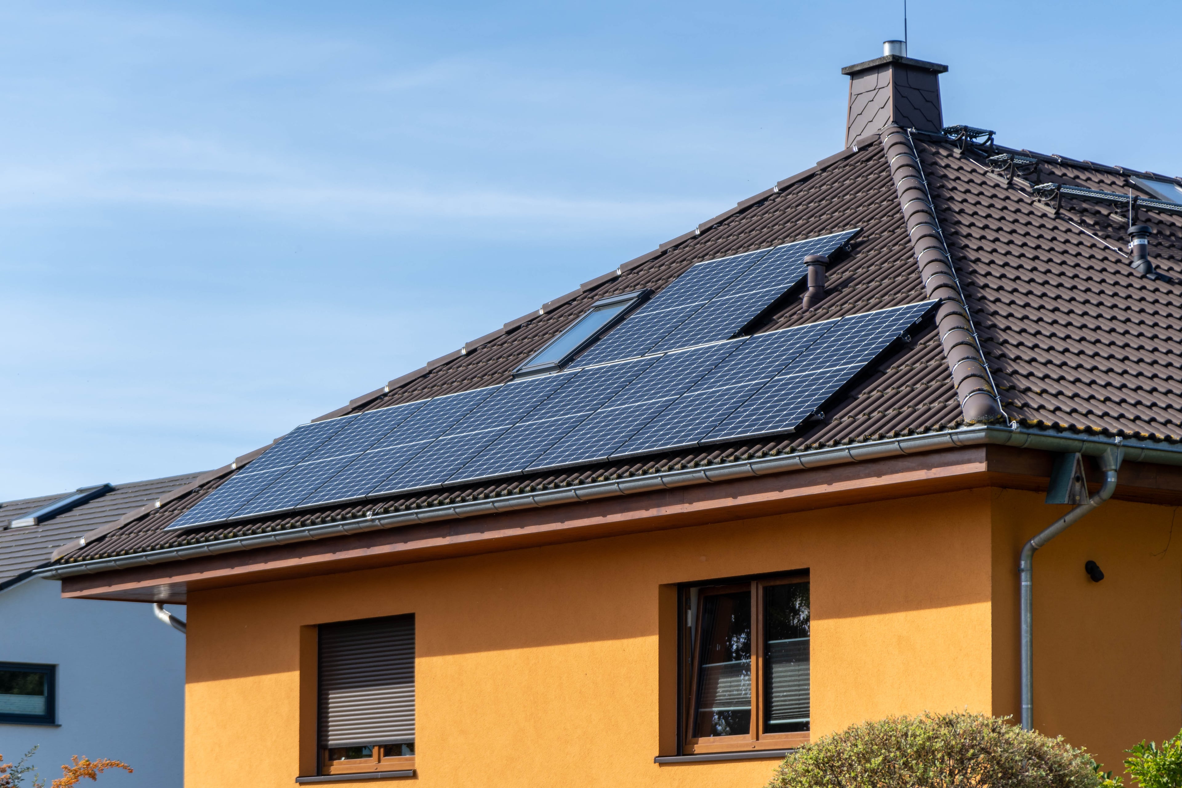 Luftaufnahme von Solarpanels auf Hausdächern