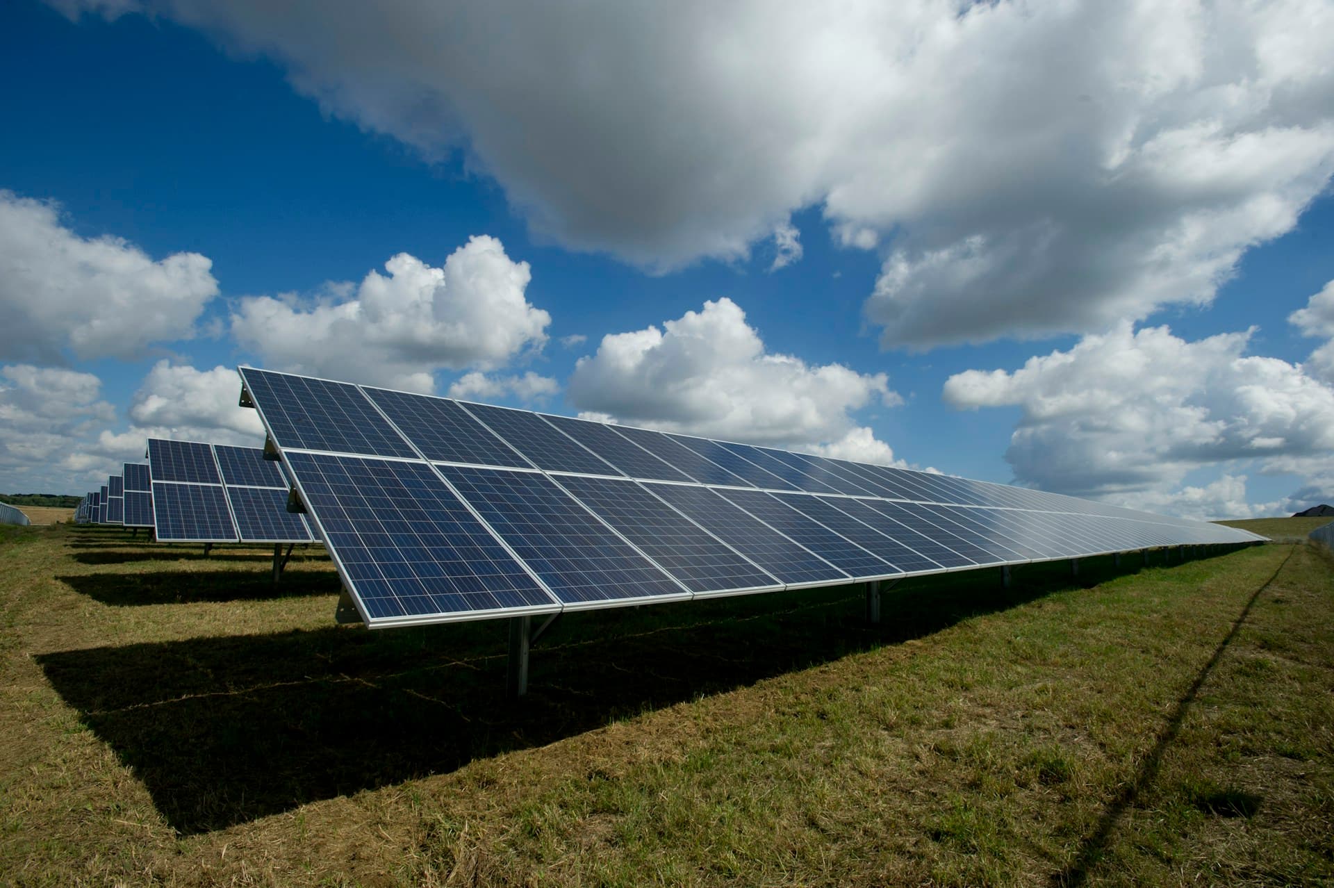 Modernes Haus mit Solarpanels auf dem Dach