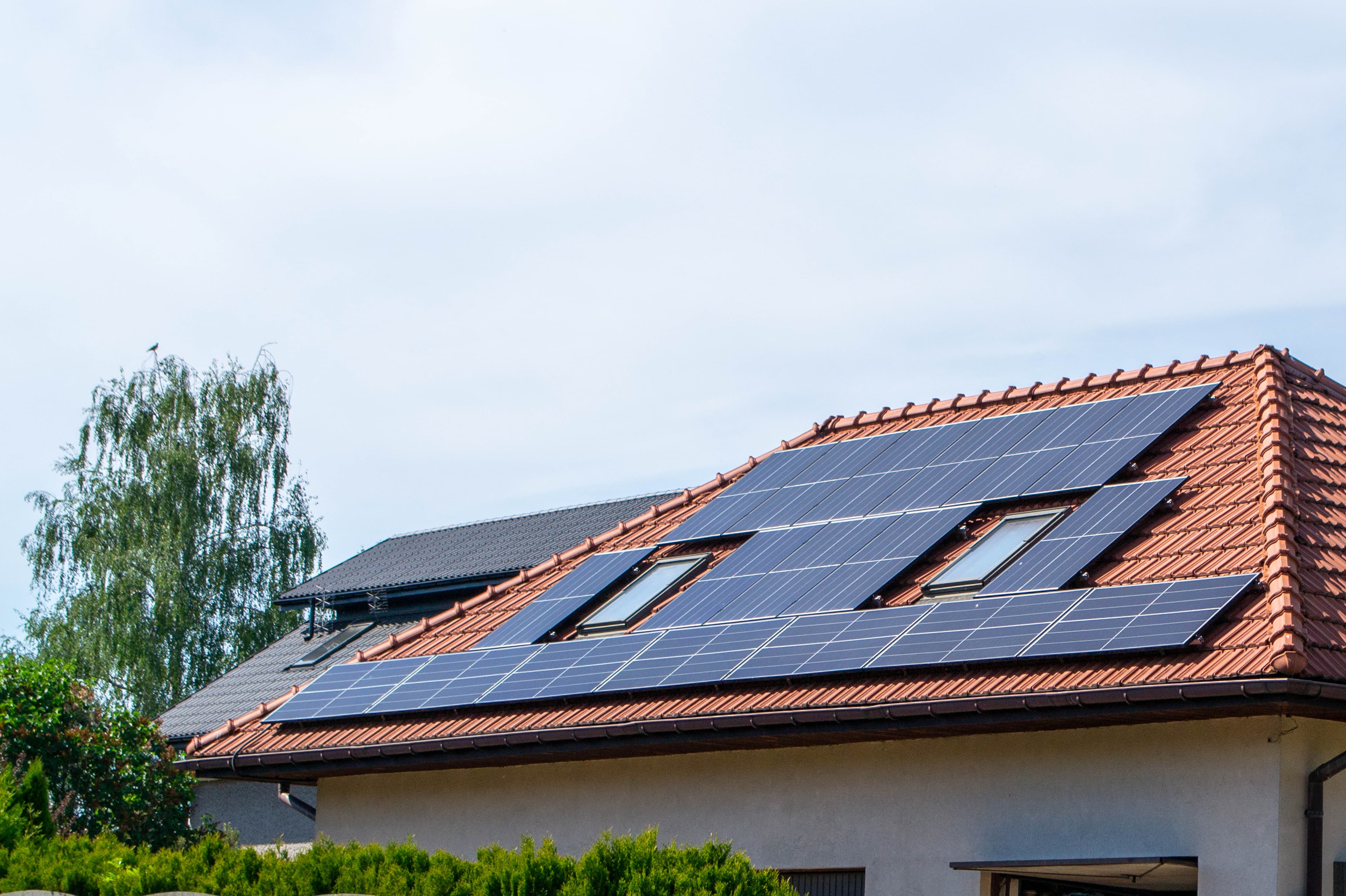Solarpanels auf einem österreichischen Hausdach