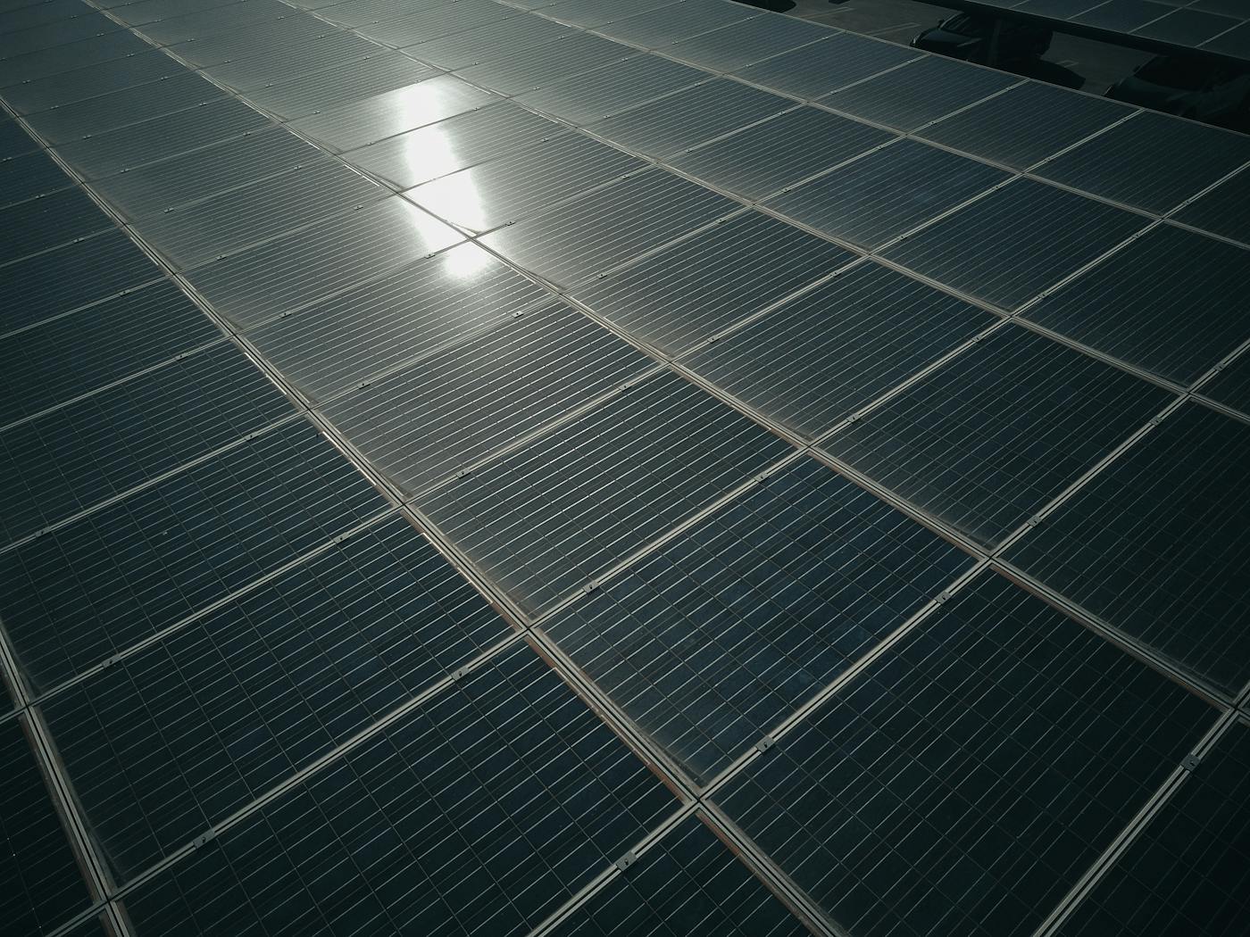 Nahaufnahme von Solarpanelen im Sonnenlicht