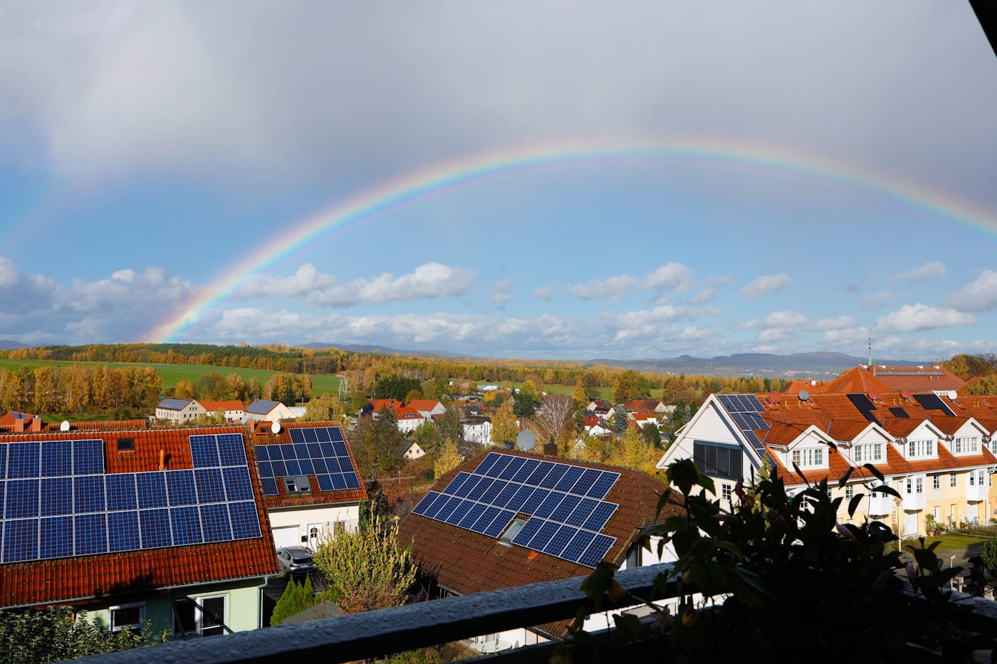Modernes Haus mit Solaranlage auf dem Dach