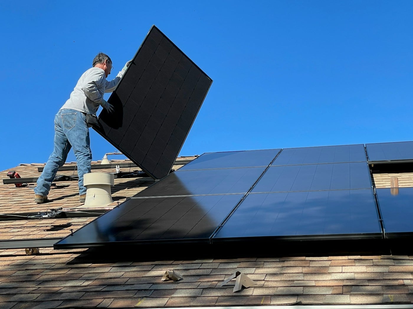 Solartechniker bei der Installation einer PV-Anlage
